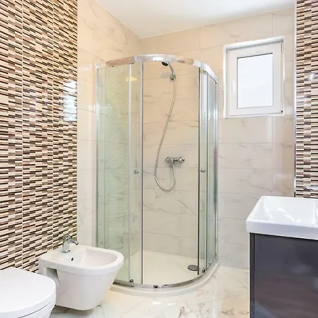 Dragan K3 ゲストハウス 3*